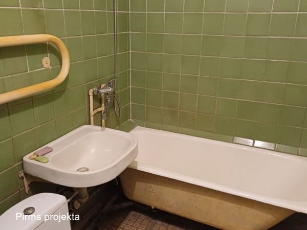 Vannas istaba pirms remonta 119. sērijā Rīgā