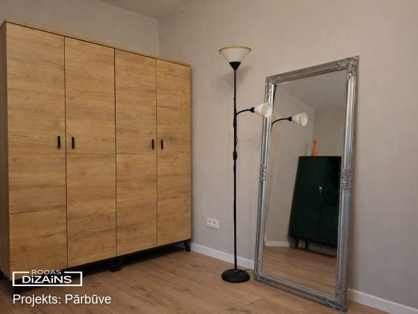 Зона хранения со шкафом и зеркалом в гостиной после перепланировки квартиры 119-й серии