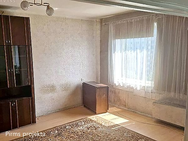 Гостиная до ремонта однокомнатной квартиры 119-й серии в Риге