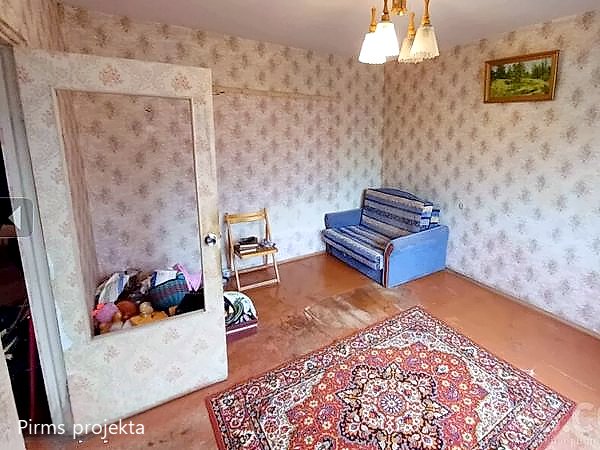 Вид гостиной от входа до ремонта однокомнатной квартиры 119-й серии